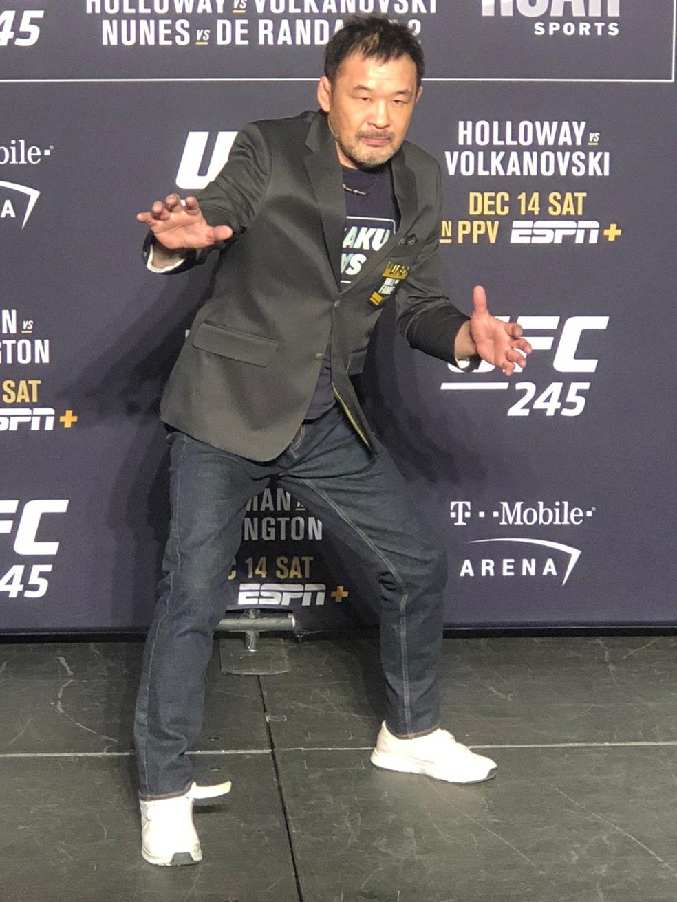 Kazushi Sakuraba posa para fotos após receber o paletó do Hall da Fama do UFC no media day do UFC 245 — Foto: Marcelo Russio