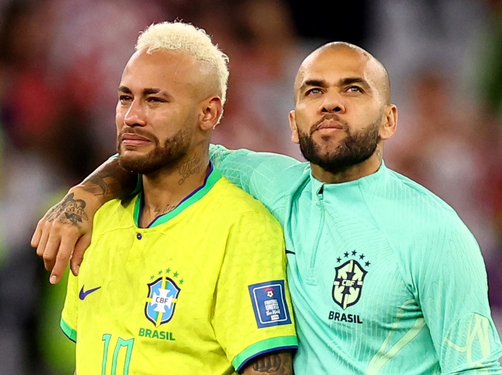 Neymar chora ao lado de Daniel Alves após a derrota do Brasil para a Croácia pelas quartas de final da Copa do Mundo 2022 — Foto: REUTERS/Hannah Mckay
