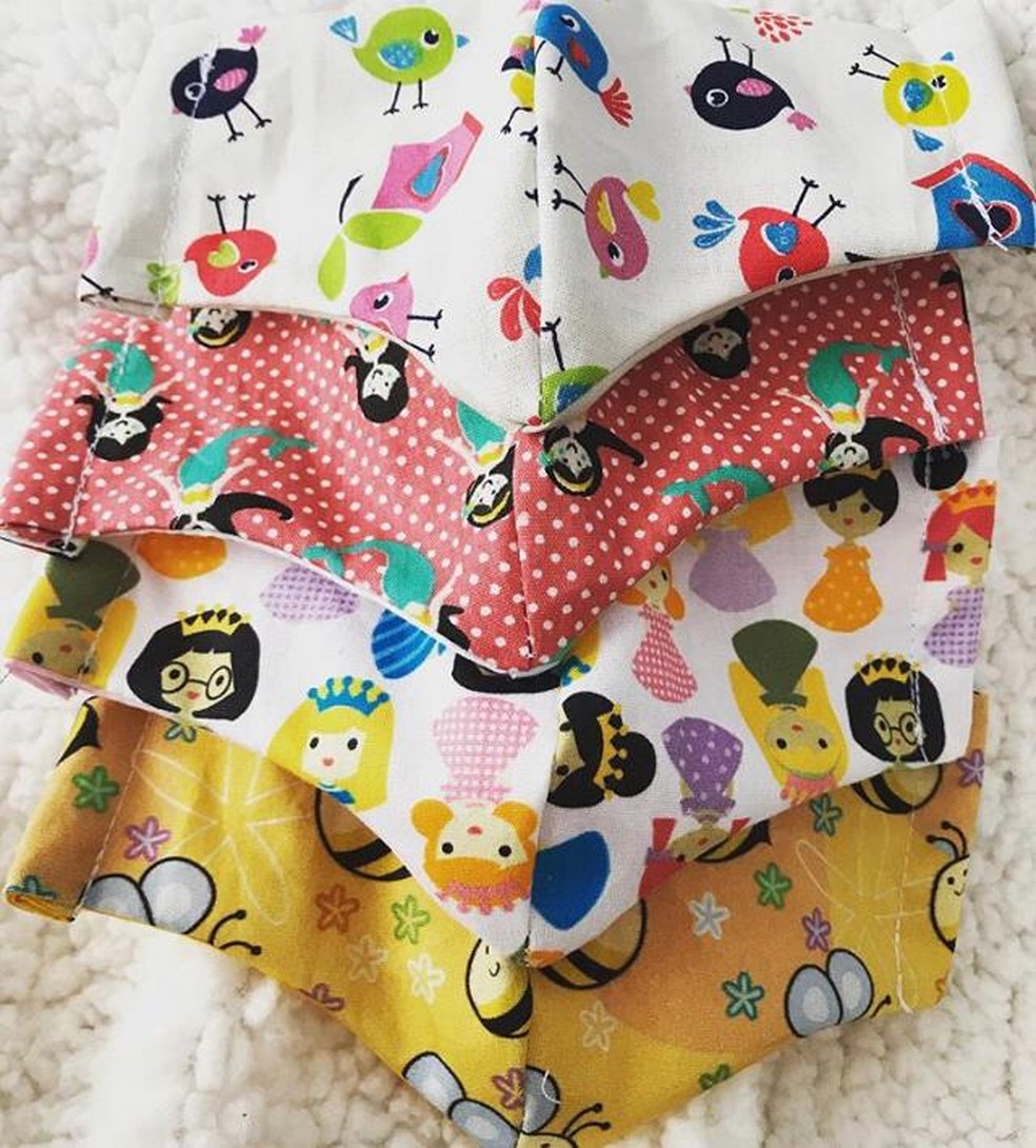 Priscila começou a fazer máscaras coloridas para usar durante o tratamento de câncer — Foto: Divulgação