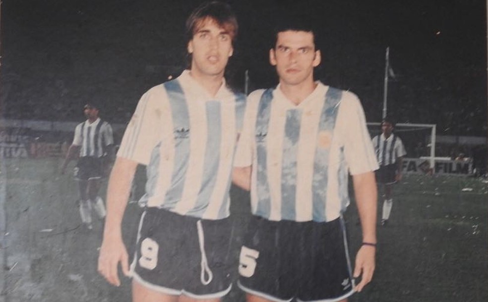 Mancuso e Batistuta defendendo a seleção argentina nos anos 1990 (Foto: Fred Gomes)