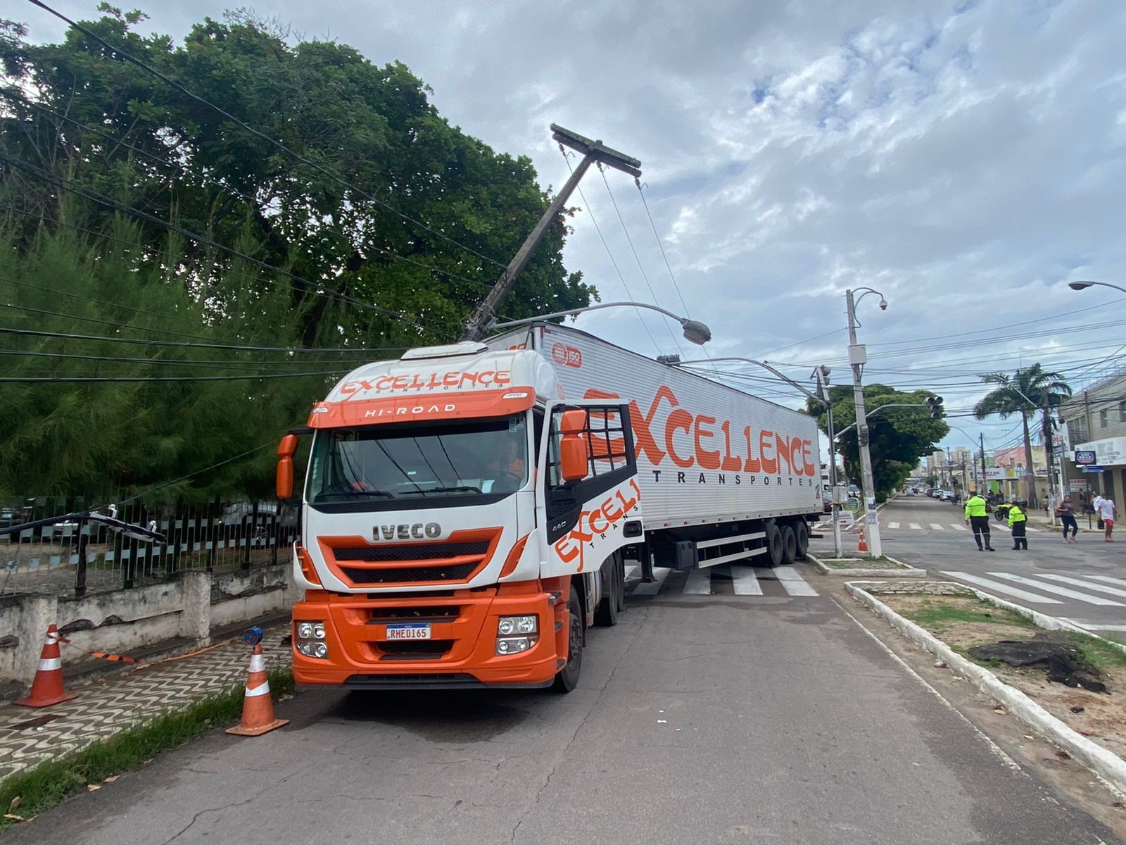 Carreta bate e derruba poste no Alecrim e parte do bairro fica sem energia elétrica
