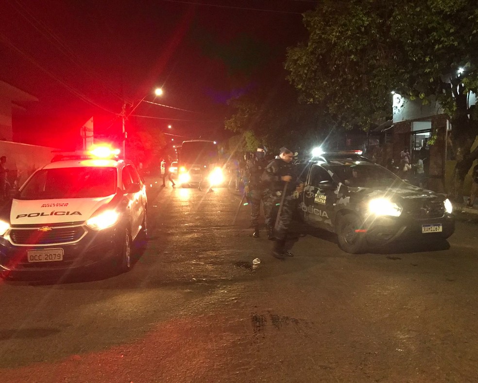 Policiais encerraram festa com aglomeração de pessoas — Foto: Polícia Militar