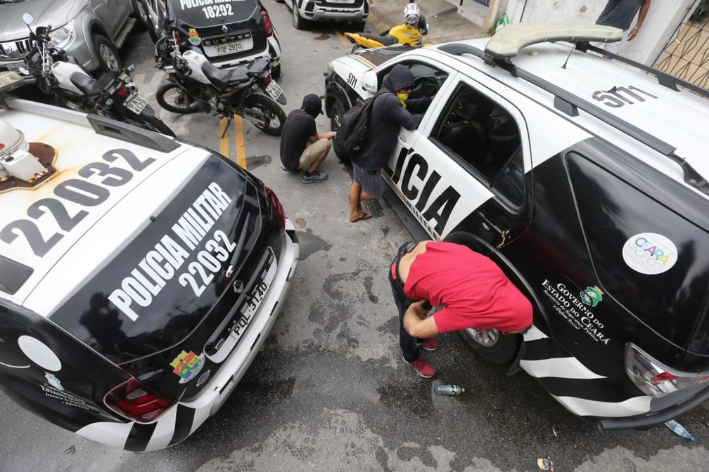Homens encapuzados furam pneus de carros da polícia em Fortaleza — Foto: José Leomar/SVM