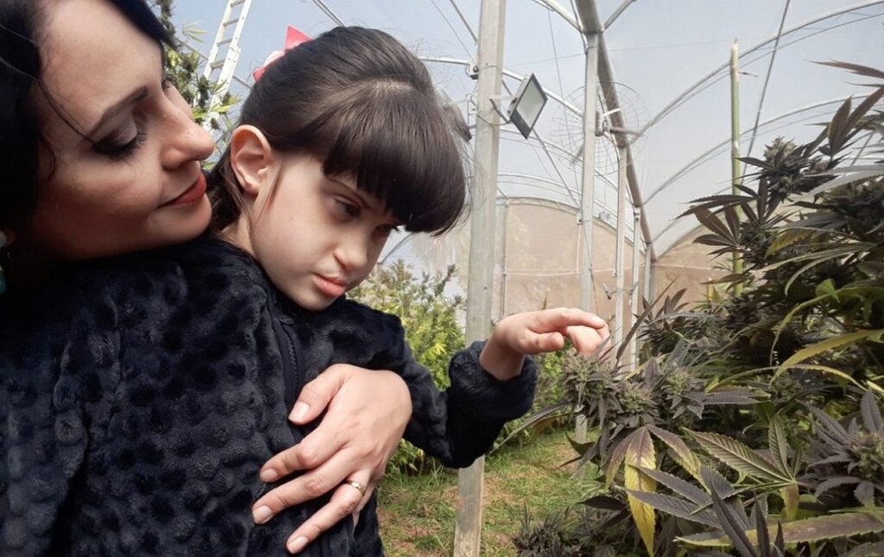 Nayara usa a cannabis medicinal para tratar a filha, de nove anos, que convive com uma síndrome rara — Foto: Arquivo pessoal