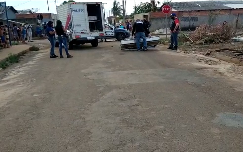 Corpo de motorista assassinado a tiros foi retirado do local pela Politec — Foto: Jaqueline Hatamoto/Reprodução