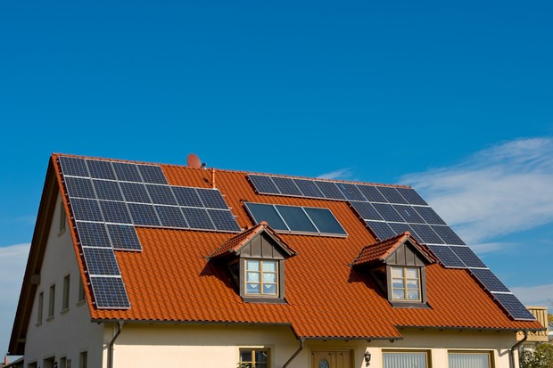 "Solar panels on the roof of a modern house. RAW-file developed with Adobe Lightroom, ISO 100. Please have a look at my other solar energy photos." (Foto: Getty Images/iStockphoto)