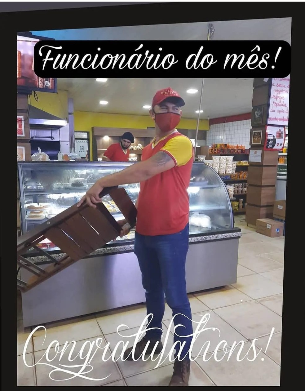 Funcionário dá cadeirada em homem durante assalto em padaria de Porto Velho, Rondônia — Foto: Instagram / Coxinhas Panificadora/ Reprodução