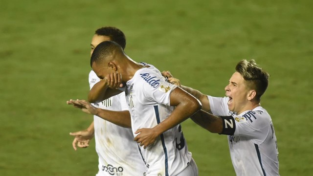 Lucas Braga chora ao marcar pelo Santos