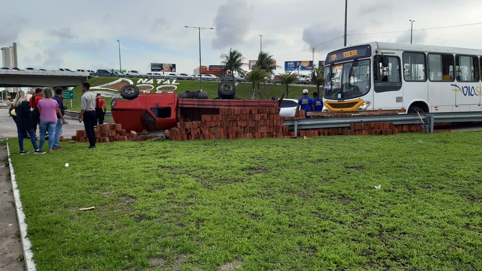 Caminhão carregado de tijolos tomba em acesso a Viaduto de Ponta Negra em Natal — Foto: Sérgio Henrique Santos/Inter TV Cabugi