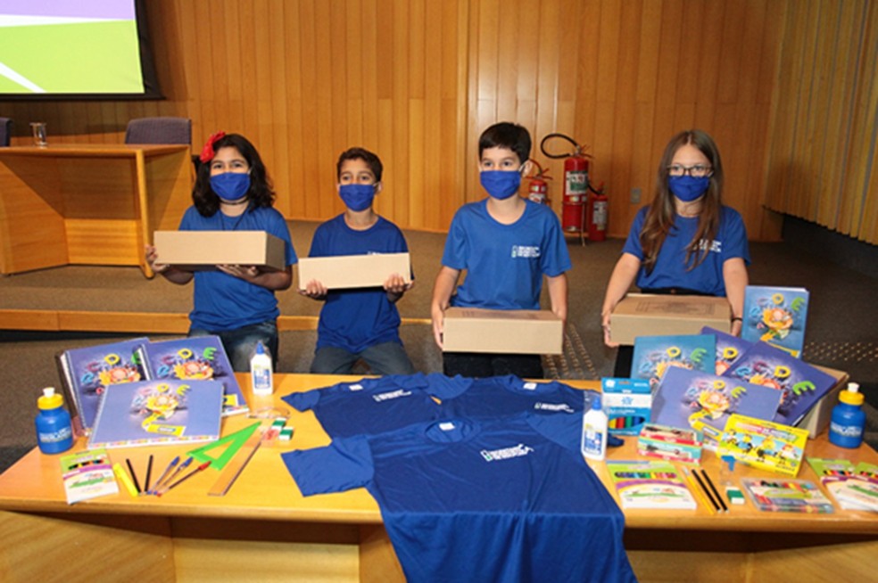 cerca de 70 mil alunos da rede municipal de ensino recebem kits com materiais escolares e uniformes em uberlandia triangulo mineiro g1