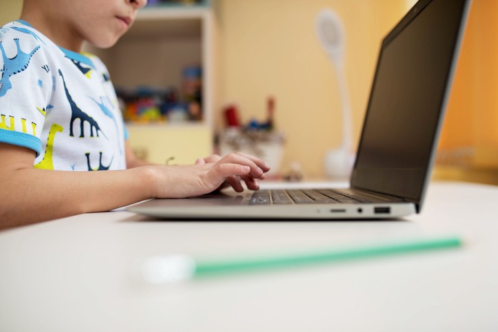 little boy playing on laptop in his nursery (Foto: Getty Images)