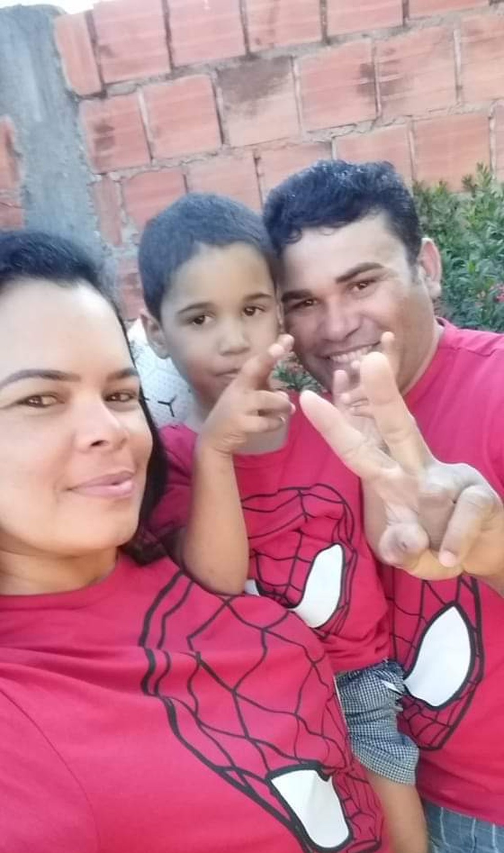 Daniel Augusto Costa morreu no acidente; foto foi tirada ontem com o pai e a madrasta, feridos no acidente â Foto: Arquivo pessoal