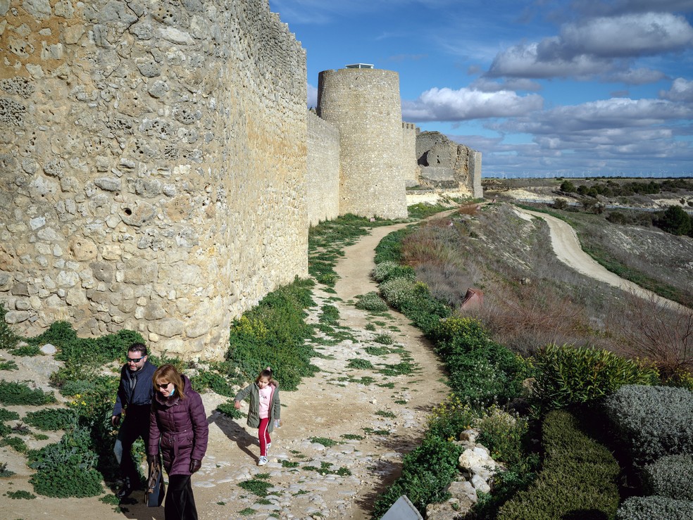 As muralhas do século XII que circundam o vilarejo de Urueña, no noroeste da Espanha — Foto: Samuel Aranda/The New York Times