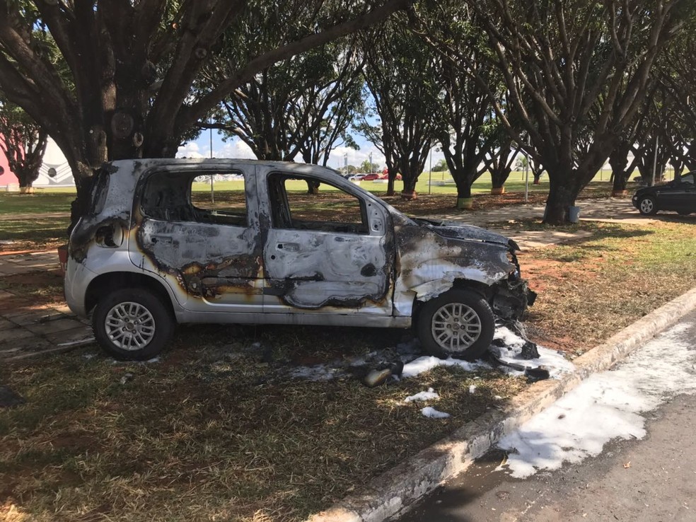 Fiat Uno completamente destruído após incêndio no Eixo Monumental (Foto: Vinicius Cassela/G1)
