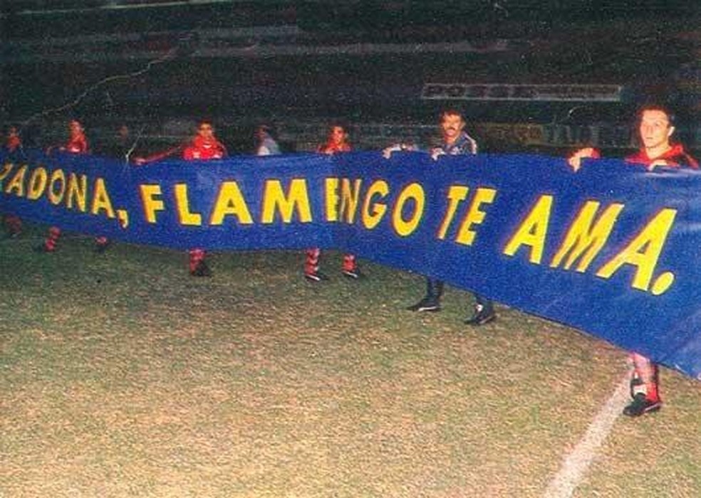 Faixa exibida pelo Flamengo antes de duelo na Bombonera — Foto: Reprodução