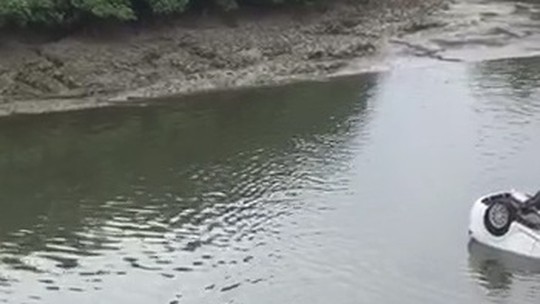 Mulher é resgatada na água após carro cair da ponte em São Luís; VÍDEO
