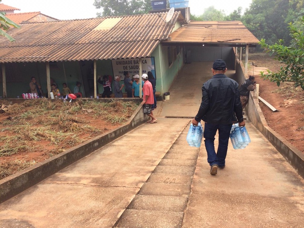 Moradores comeÃ§am a se reunir e trazer alimentos pra UBS do Parque da Cachoeira na regiÃ£o de Brumadinho, MG â€” Foto: G1/BH