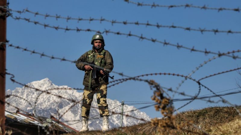 Índia e Paquistão frequentemente se acusam de ataques de bandeira falsa na fronteira da Caxemira (Foto: Getty Images via BBC News)