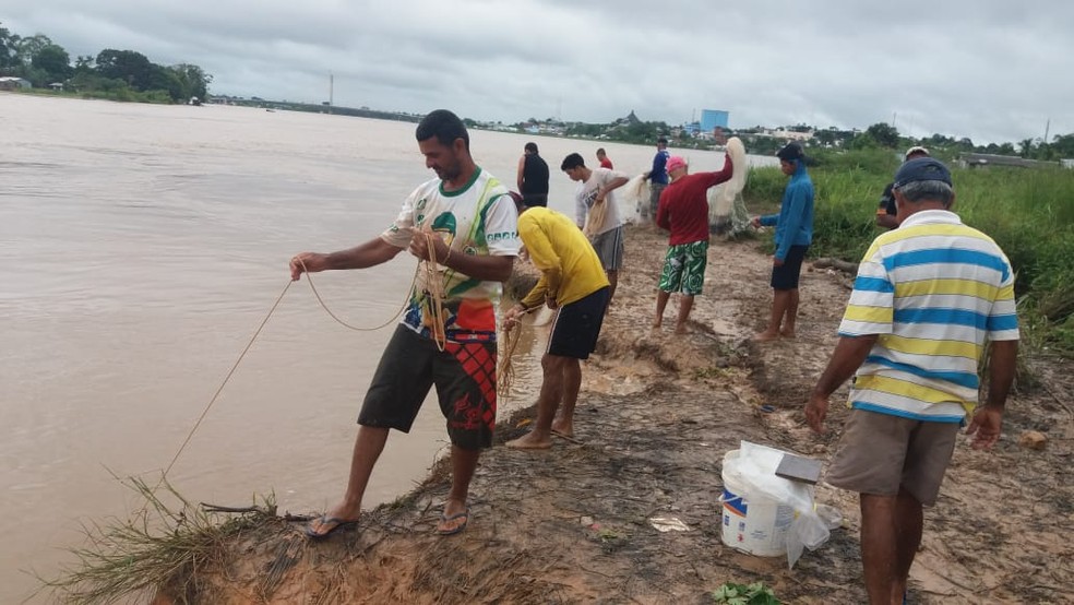 Cheia do rio fez com que muitas pessoas fossem pescar no Juruá  — Foto: Mazinho Rogério/G1
