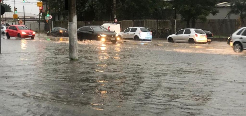 Chuva intensa causou alagamentos em Porto Alegre — Foto: Matheus Felipe/RBS TV