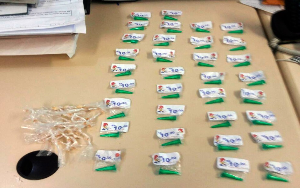 Cocaína foi embalada com valor estampado e imagem de desenho animado (Foto: Polícia Civil/Divulgação)