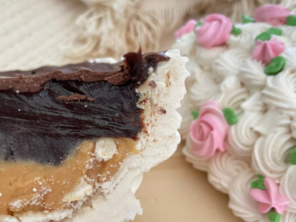 Ovo com recheio de brigadeiro de caramelo e brigadeiro meio amargo — Foto: Camila Notário/Arquivo Pessoal