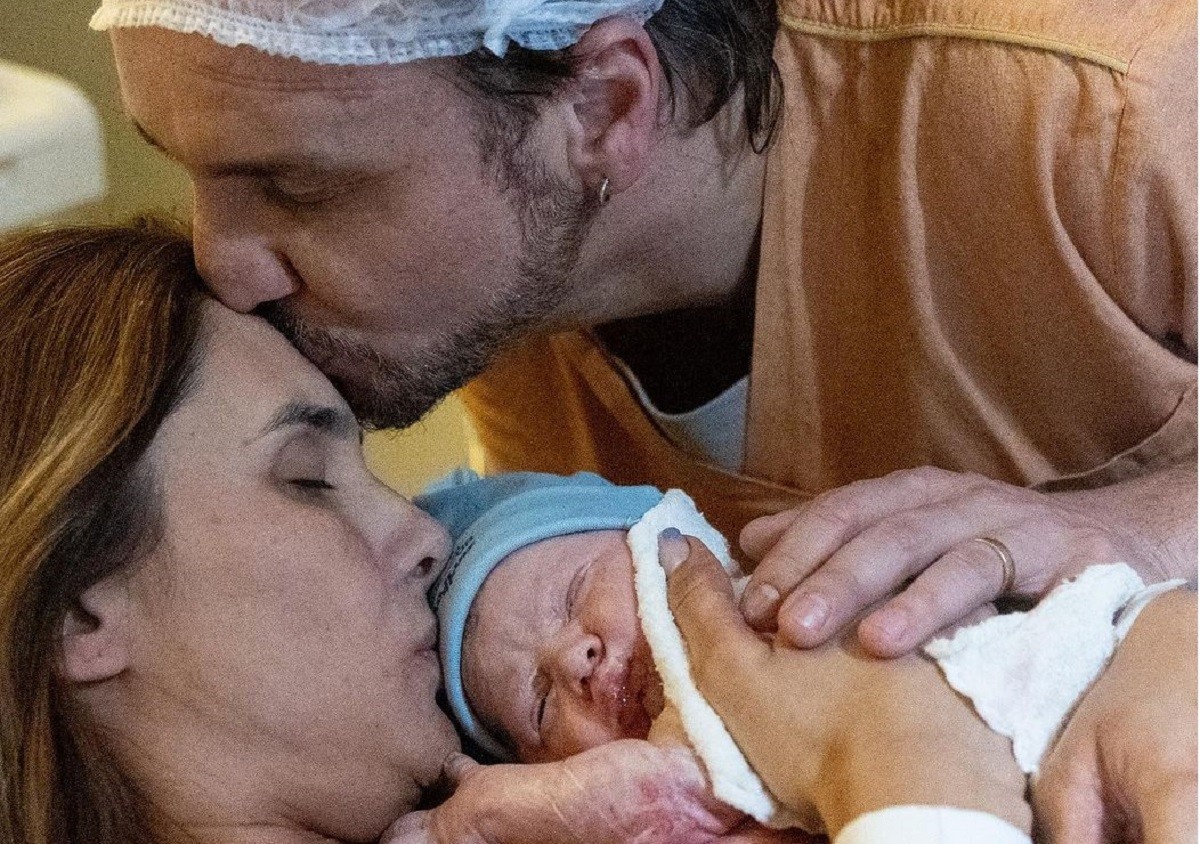 Tato, do Falamansa, e a mulher, Luciana Gasperazzo, com o filho recém-nascido, Noah (Foto: Katia Rodrigues)