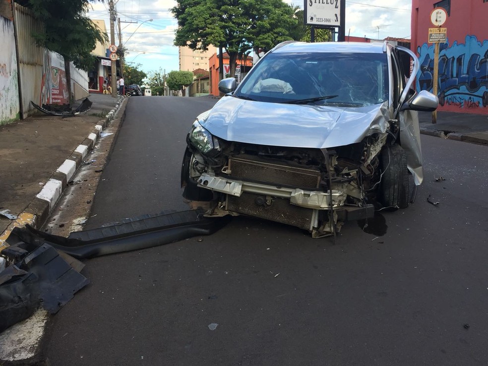 Acidente foi registrado na Avenida da Saudade (Foto: Gabriel Tibaldo/G1)