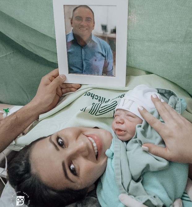 Eliziane no parto do Ravi, com o retrato de Marcelo (Foto: Daniela Sperb)