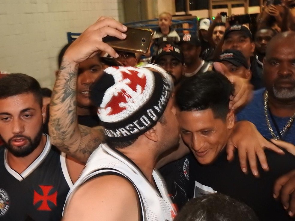 Cano ganhou até beijo dos torcedores quando chegou ao Rio, em janeiro deste ano — Foto: Fred Gomes/GloboEsporte.com