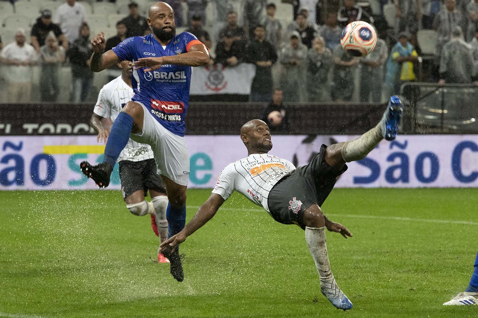 Corinthians chuta mais de 100 vezes, mas sofre com pontaria e tropeços na defesa; veja números