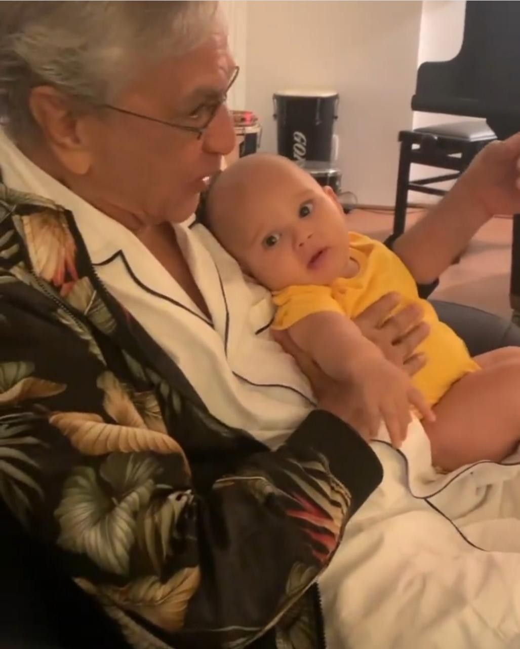 Caetano Veloso com o neto, Benjamin, no colo (Foto: Reprodução/Instagram)