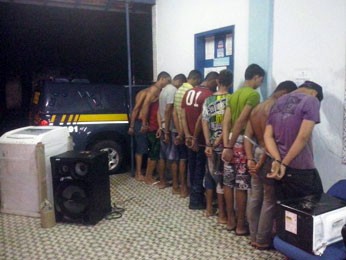 Segundo PRF, pelo menos nove pessoas foram detidas sob suspeita de furto qualificado após arrastão em Abreu e Lima (Foto: Divulgação / Polícia Rodoviária Federal)