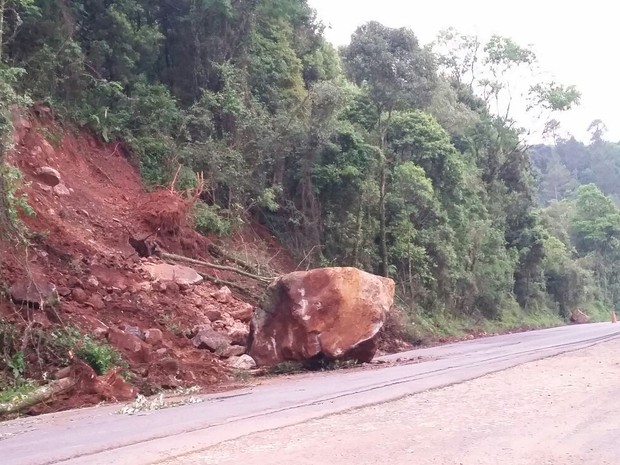 Rodovia na RS-324, em Casca, no Norte do Rio Grande do Sul, está parcialmente bloqueada (Foto: PRE/Divulgação)
