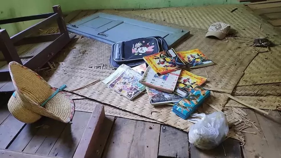 Material escolar no chão de uma sala de aula após o ataque aéreo à escola de Let Yet Kone, na região central de Mianmar — Foto: EPA