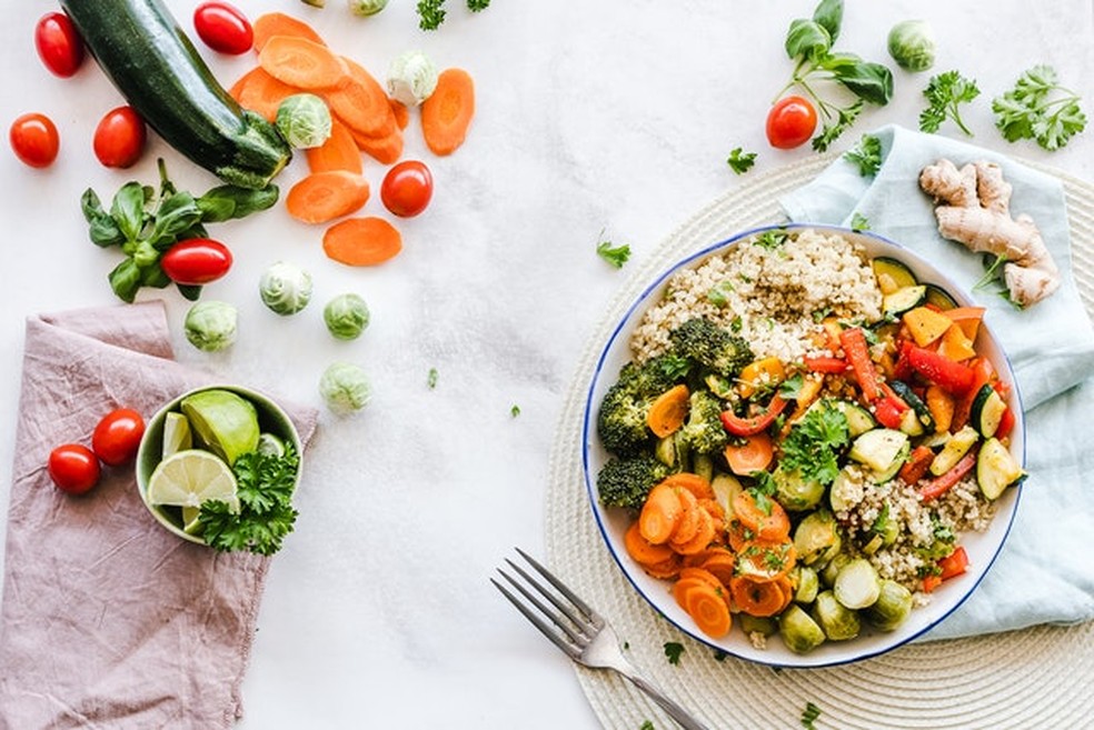 Segundo os médicos, os legumes e verdurasdevem compor pelo menos 50% do prato. — Foto: Pexels