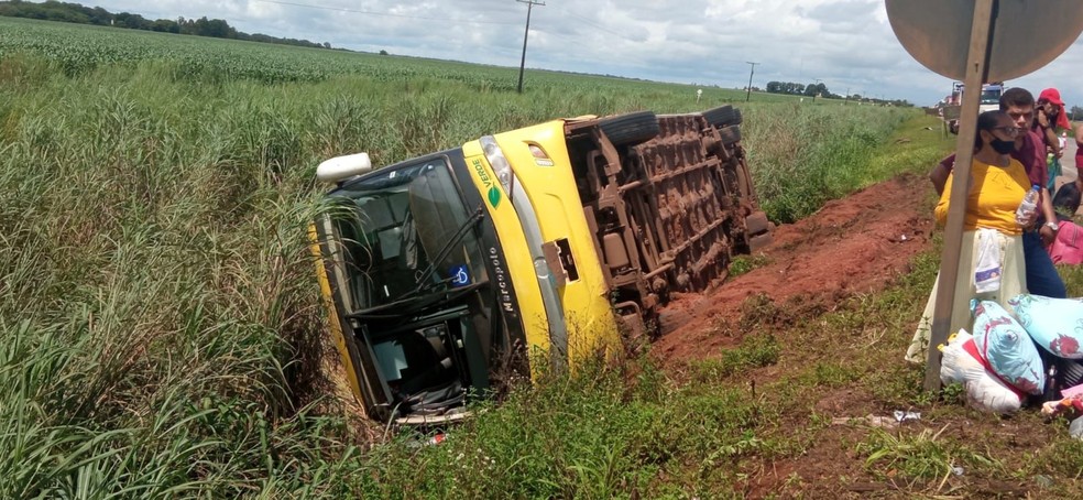 Ônibus com 28 pessoas tombou na BR-163 em MT — Foto: Divulgação