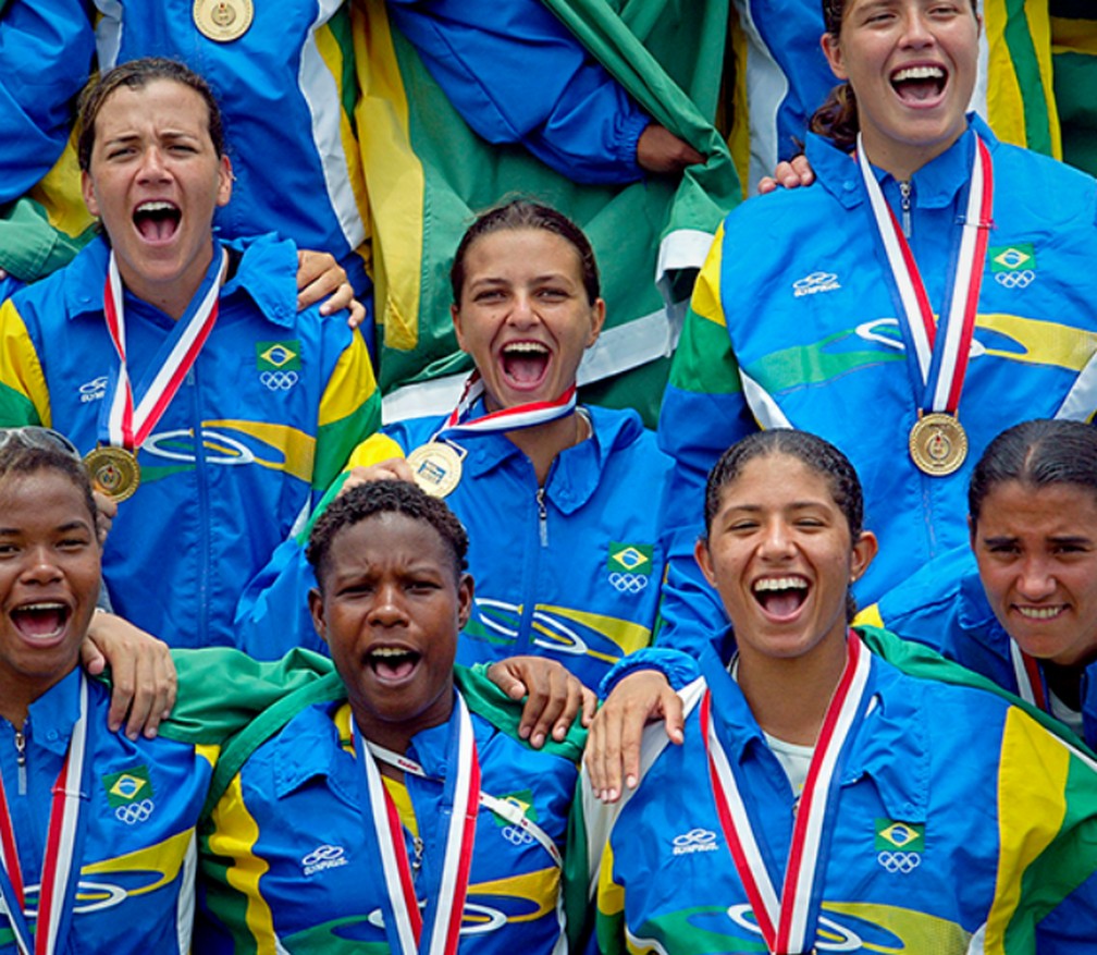 Jogadoras da seleção feminina comemoram a medalha de ouro nos Jogos Pan-Americanos de Santo Domingo — Foto: Divulgação
