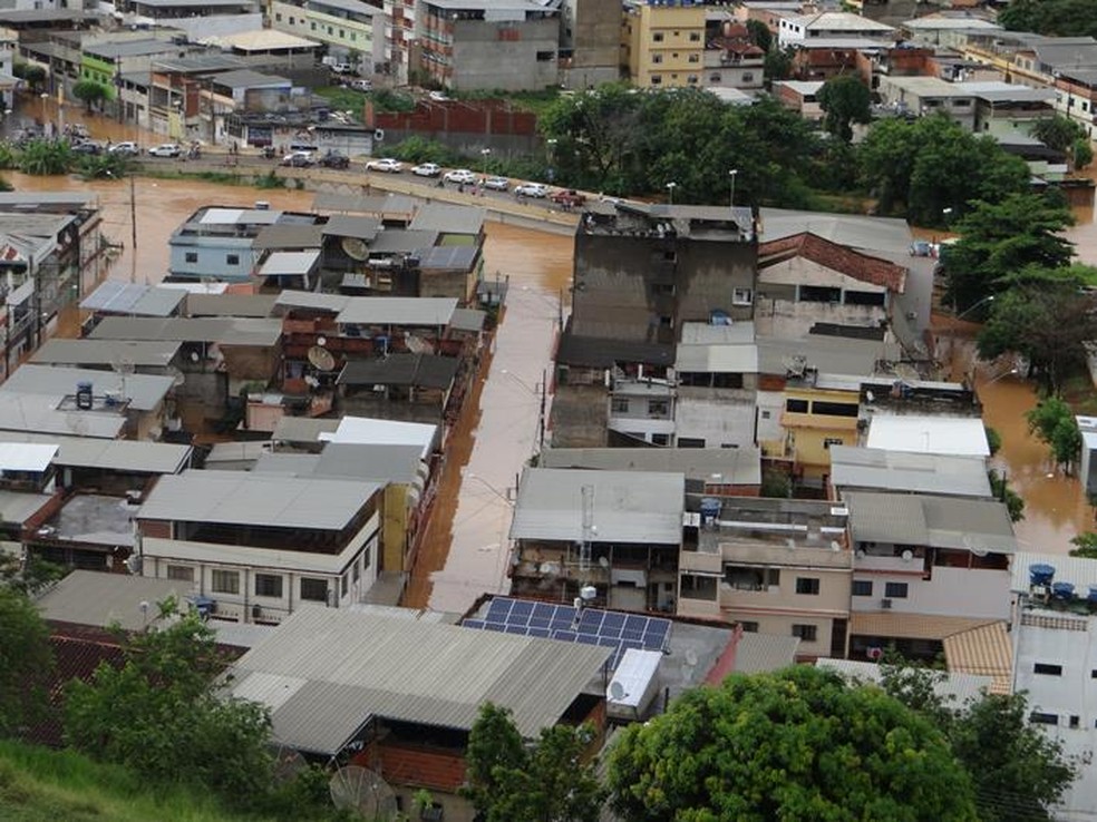 Ruas de Muriaé ficaram alagadas após forte temporal  — Foto: Silvan Alves/Reprodução