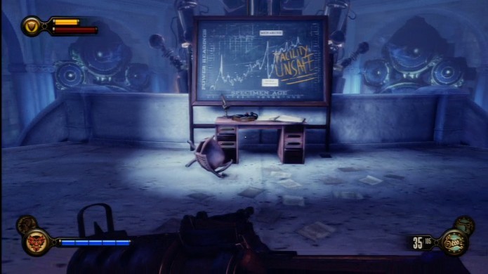 Bioshock Infinite: Voxophone sobre a mesa próximo do quadro negro (Foto: Reprodução/IGN)
