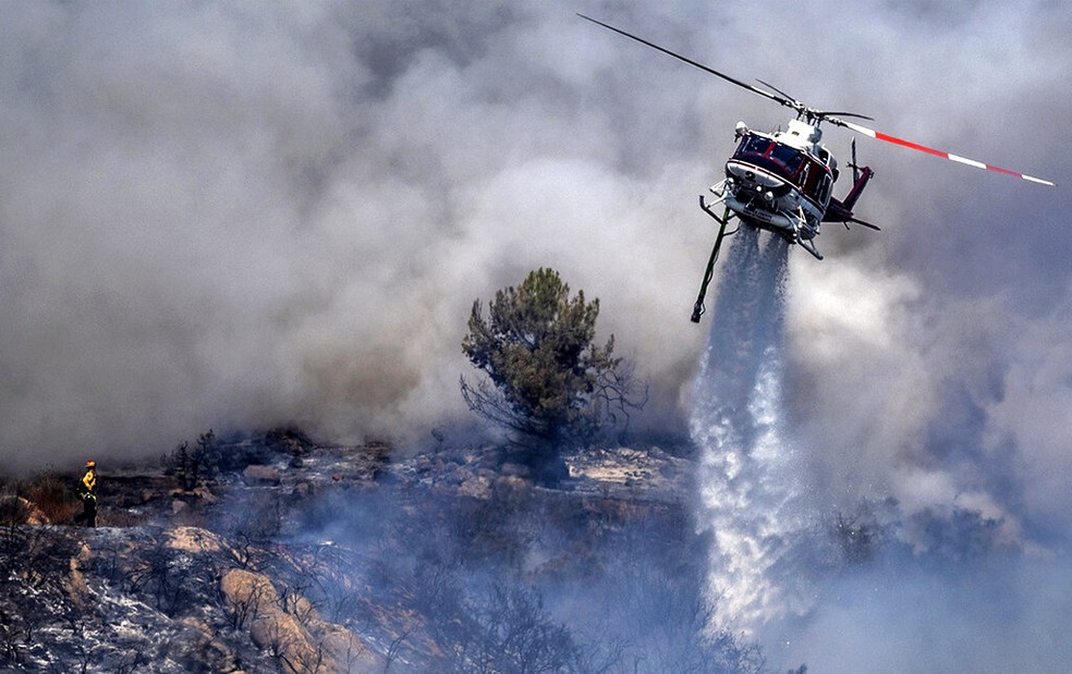 Helicóptero do CalFire tenta controlar incêndio em floresta da Califória em 29 de agosto de 2021 — Foto: Cindy Yamanaka/The Orange County Register via AP