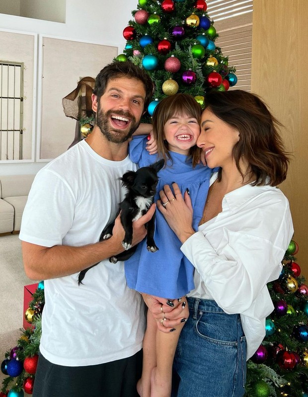 Sabrina Sato posa com Duda Nagle, Zoe e Coco em frente à sua árvore de Natal (Foto: Reprodução/Instagram)