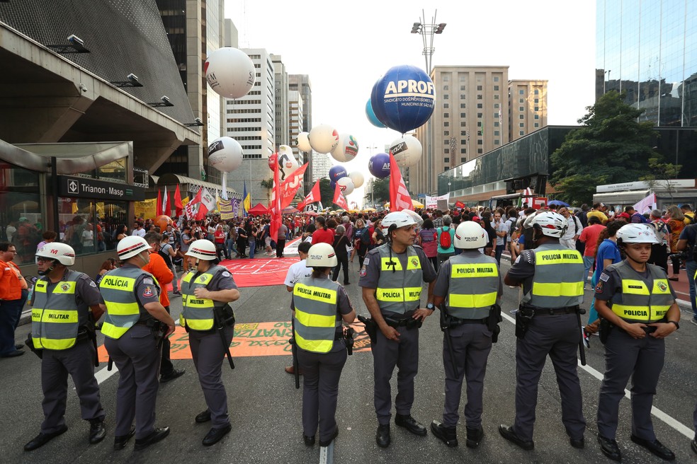 SÃO PAULO, 16:55: Polícia Militar acompanha protesto contra a reforma da Previdência na Avenida Paulista — Foto: Celso Tavares/G1