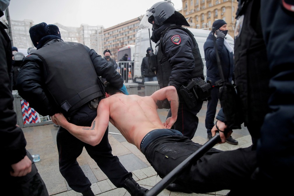 23 de janeiro - Policiais detêm um homem durante uma manifestação em apoio ao líder da oposição russo Alexei Navalny em Moscou, Rússia — Foto: Maxim Shemetov/Reuters