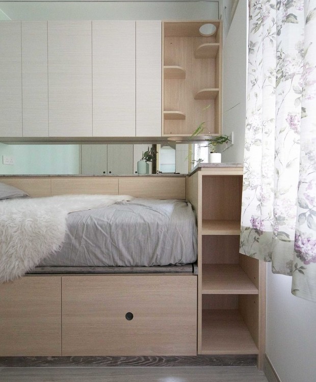 Sem abrir mão do armazenamento, o quarto possui armários, gavetas e prateleiras embutidos na cama (Foto: Sim-Plex/ Reprodução)