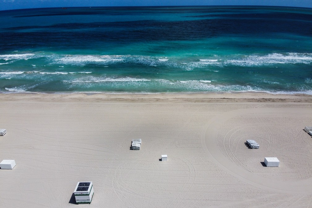 MIAMI - Vista aérea mostra uma praia deserta em Miami Beach, na Flórida, EUA, durante a epidemia do novo coronavirus — Foto: Chandan Khanna/AFP