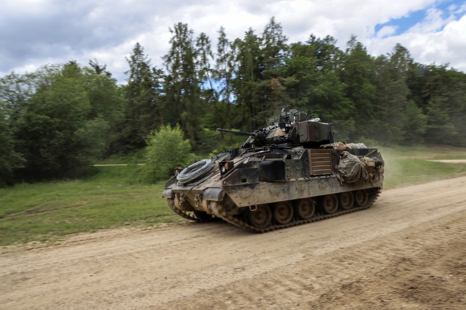 Veículo Bradley do Exército dos EUA participa de exercício na área de treinamento de Hohenfels, Alemanha
