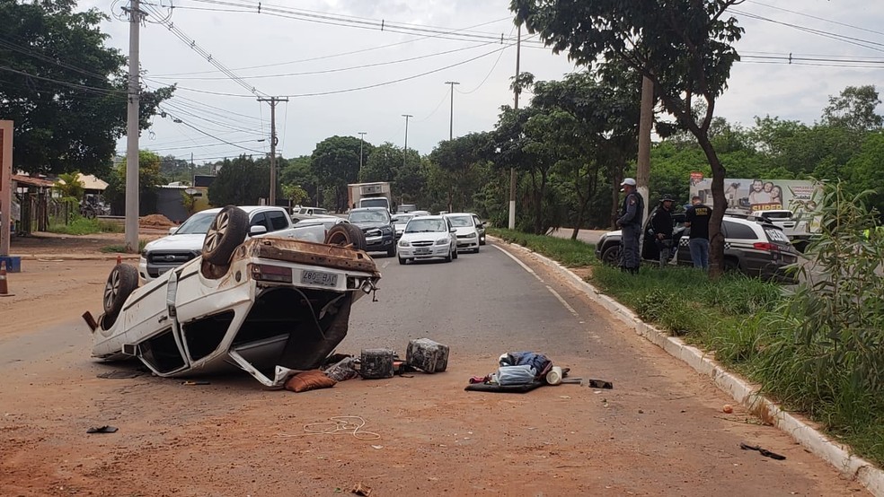 Carro foi parar na pista contrária em Cuiabá. — Foto: Ianara Garcia/TVCA