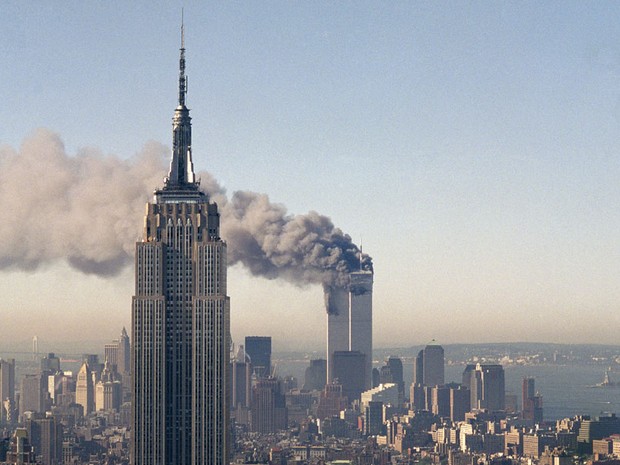Estudo aponta que o ataque terrorista às Torres Gêmeas em setembro de 2001 teve a cobertura televisiva mais marcante dos últimos 50 anos. (Foto: Marty Lederhandler/AP (arquivo))