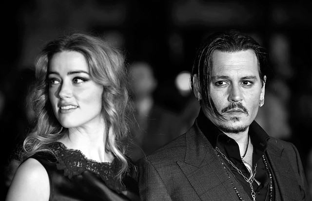 LONDON, ENGLAND - OCTOBER 11:  (EDITOR'S NOTE: This image has been converted to black and white) Amber Heard and Johnny Depp attend the "Black Mass" Virgin Atlantic Gala screening during the BFI London Film Festival, at Odeon Leicester Square on October 1 (Foto: Reprodução/ Instagram  )